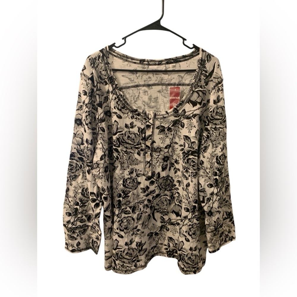 Avenue Black and White Floral Blouse Size 26/28